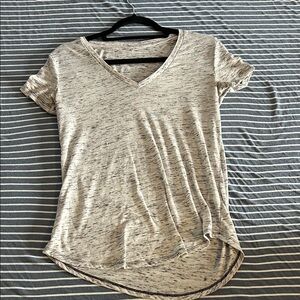 ALO Yoga Heathered V-Neck Short Sleeve Top in Light Gray